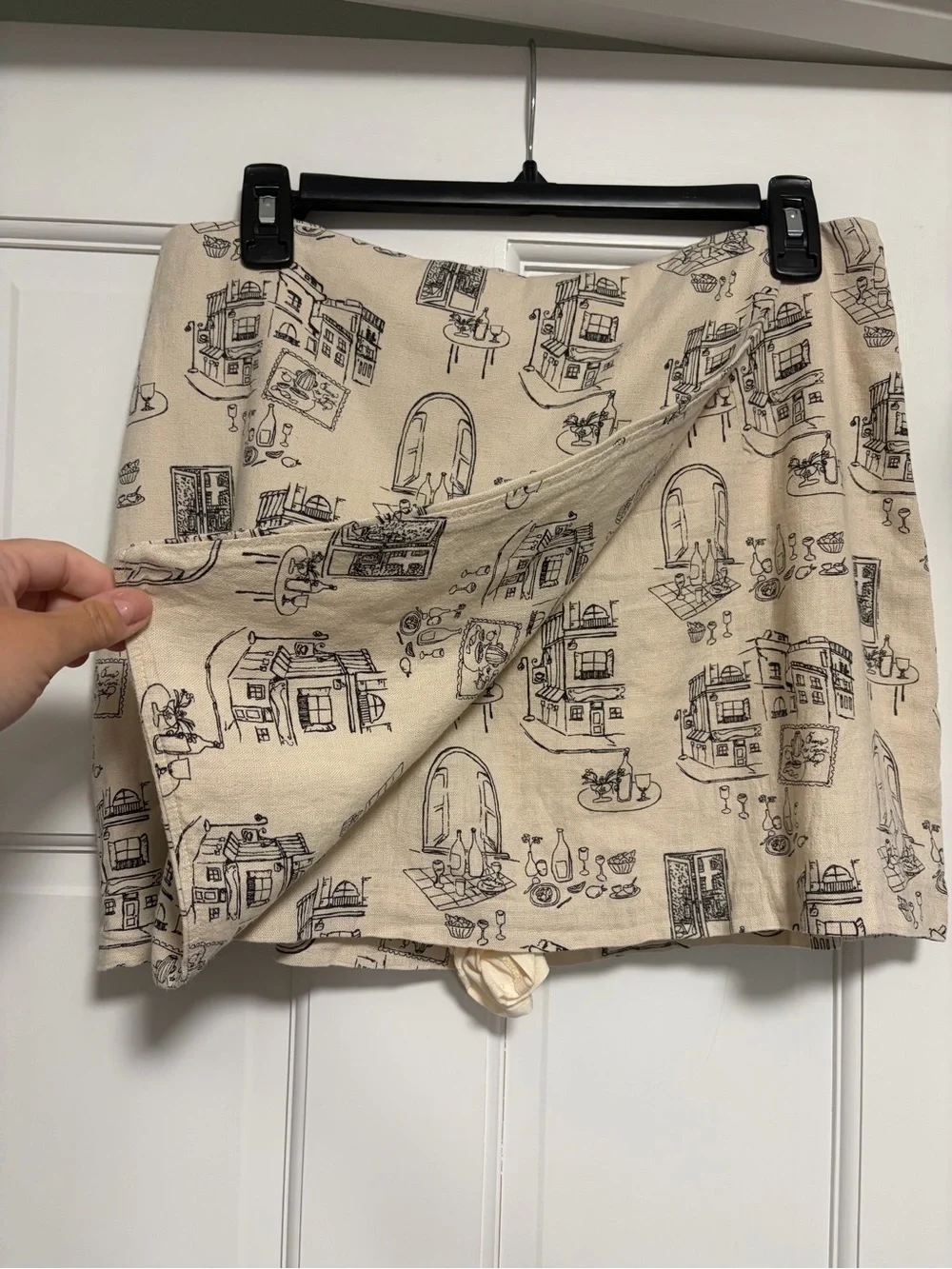 NWOT Abercrombie & Fitch Beige Mini Skirt with Black Print